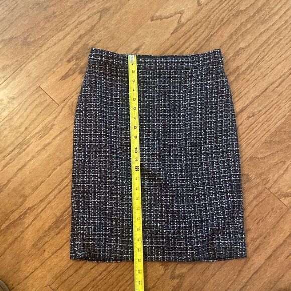 J Crew size 2, black and white and gray skirt lined with a slit in the back - Picture 4 of 7
